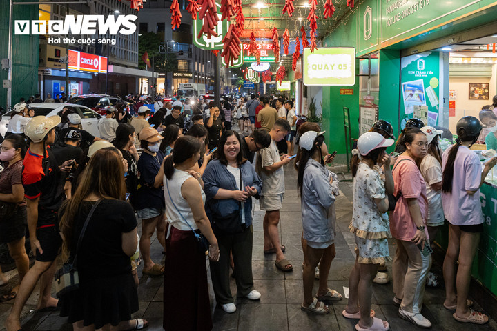 Khách xếp hàng mua kem chật kín vỉa hè. Nhưng ngoài không khí rộn ràng như mọi ngày, còn xen lẫn sự nuối tiếc, khi ai cũng nói về việc cửa hàng sắp đóng cửa.