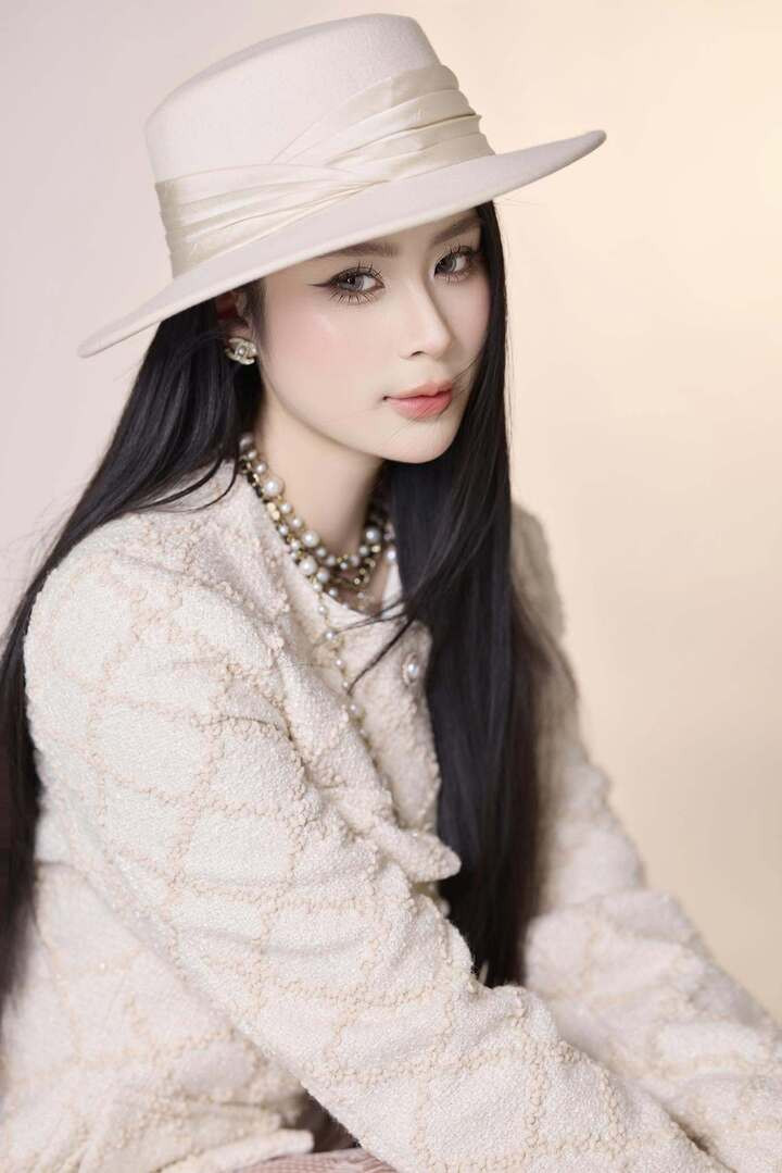 Thảo My cũng từng chia sẻ bản thân ngoài đời khá mong manh và sống tình cảm, trái ngược sự mạnh mẽ của Minh. Cô dễ bị ảnh hưởng bởi cảm xúc và năng lượng từ những người xung quanh.
