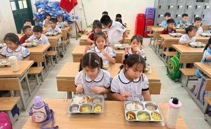 Học sinh Trường Tiểu học Trung Giã trở lại ăn bán trú sau một ngày tạm dừng để thay đổi đơn vị cung cấp suất ăn (Ảnh: Minh Quang)