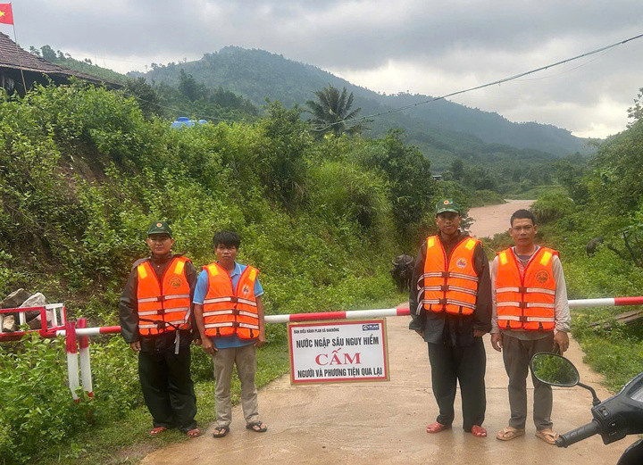 Mưa lớn khiến nhiều tuyến đường, ngầm tràn ở miền núi Quảng Trị ngập sâu trong nước, chia cắt giao thông