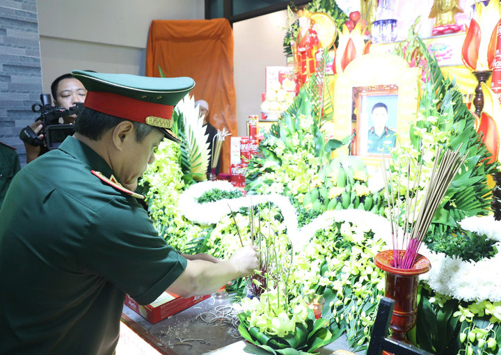 Lãnh đạo Quân khu 3 viếng và thăm hỏi tại gia đình Trung tá Trần Văn Tùng. (Ảnh: Khánh Linh)