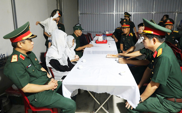 Các cán bộ, lãnh đạo Quân khu 3 động viên, chia buồn cùng gia quyến Trung tá Trần Văn Tùng, người dũng cảm hy sinh khi thấy người dân gặp hiểm nguy. (Ảnh: Khánh Linh)