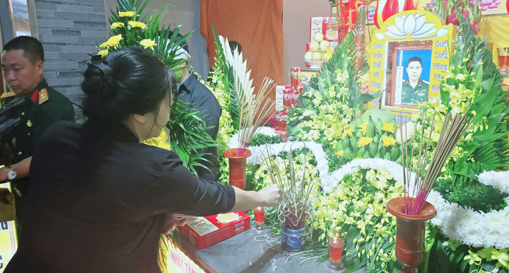Lãnh đạo xã Vũ Thư thắp hương kính viếng Trung tá Trần Văn Tùng. (Ảnh: Khánh Linh)
