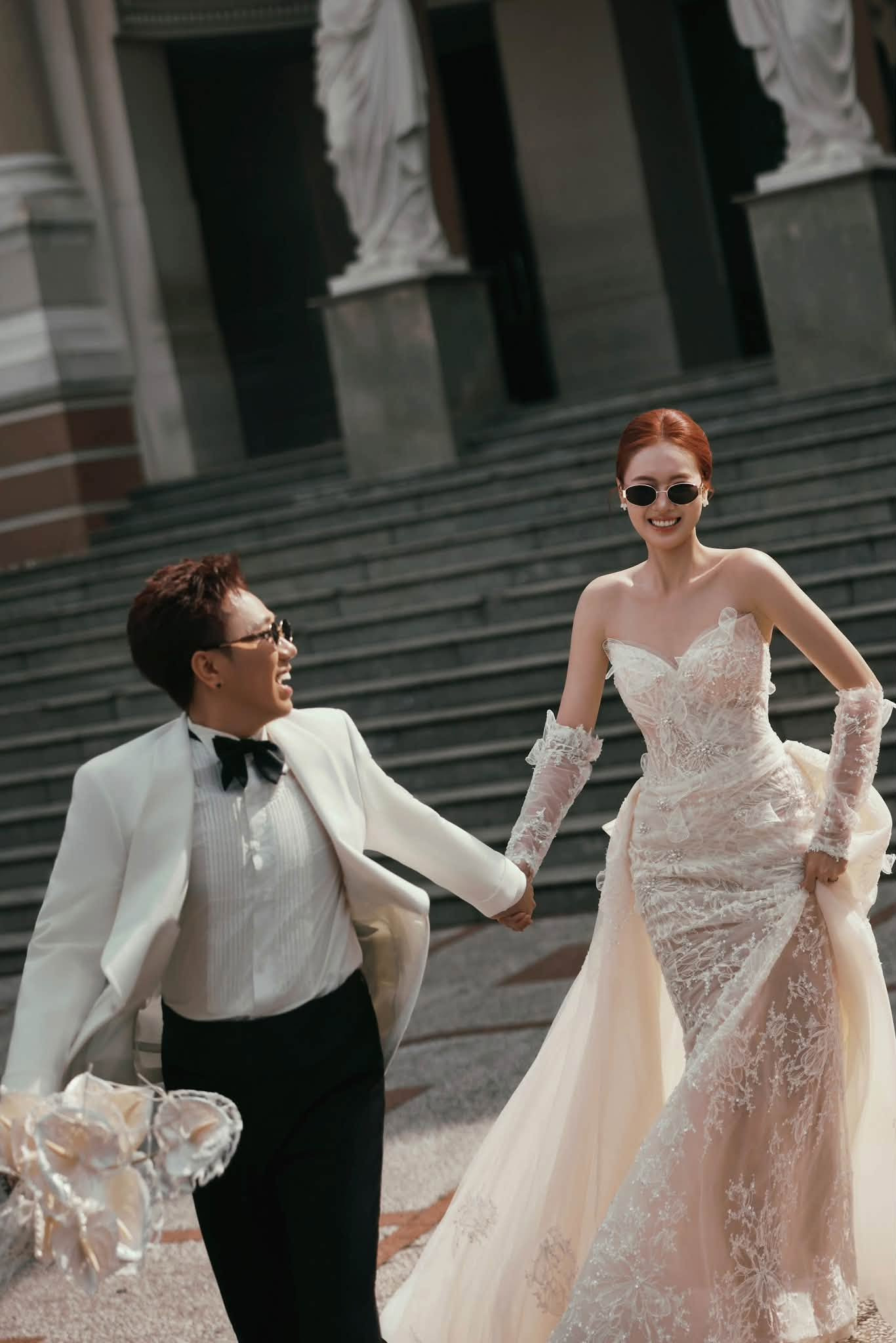 Sau nhiều năm hoạt động nghệ thuật, nam diễn viên kết hôn với Anh Phạm - nữ diễn viên kém anh 12 tuổi. Ảnh: FBNV