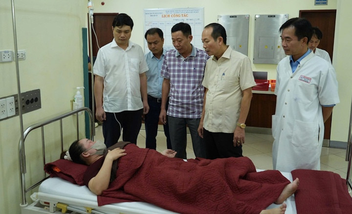 Lãnh đạo TP Huế thăm hỏi các bệnh nhân đang điều trị vào tối 11/9