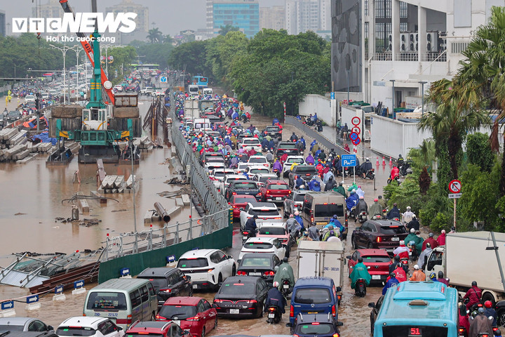 Mưa suốt đêm, nhiều tuyến phố Hà Nội ngập úng, giao thông ùn tắc - 17