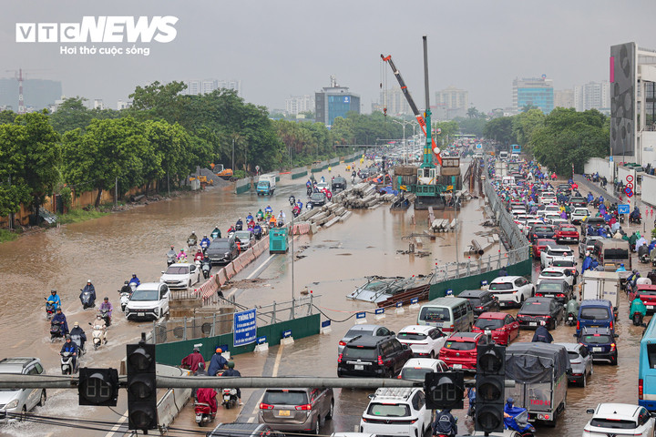 Mưa suốt đêm, nhiều tuyến phố Hà Nội ngập úng, giao thông ùn tắc - 16