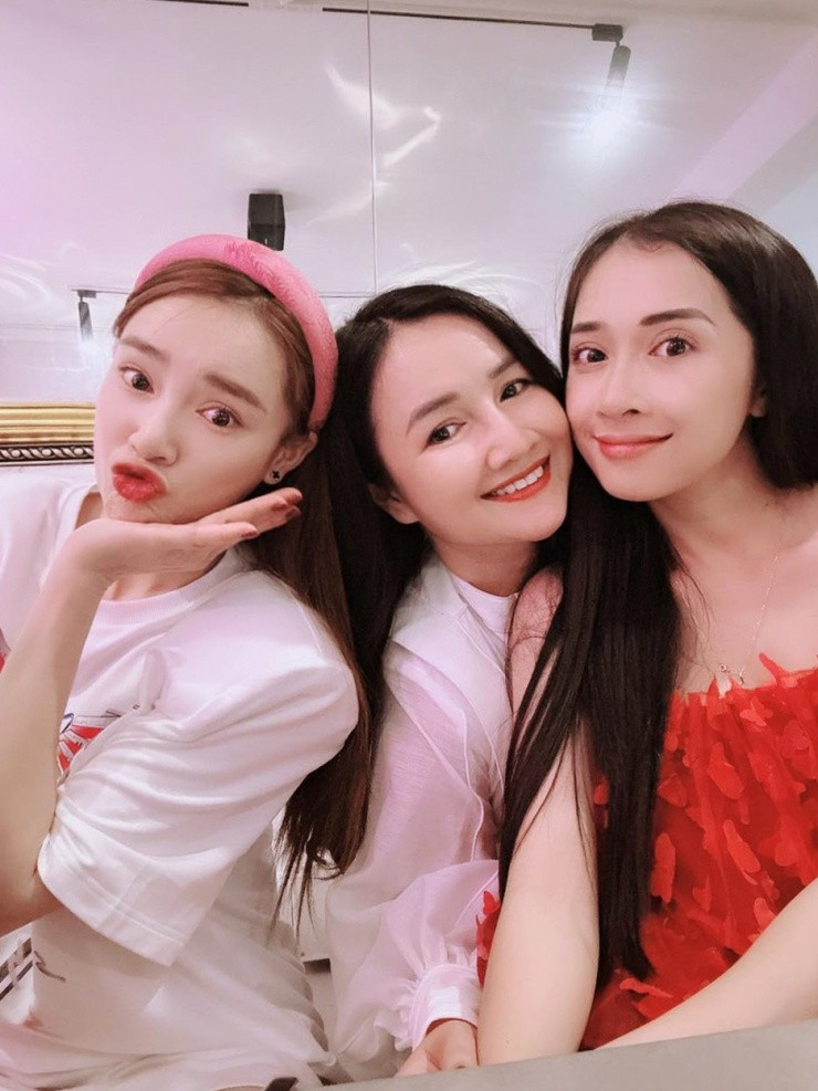 Các chị em nhà Nhã Phương rất yêu thương nhau. Trong số 4 chị em thì chị gái thứ 3 đang định cư ở Mỹ