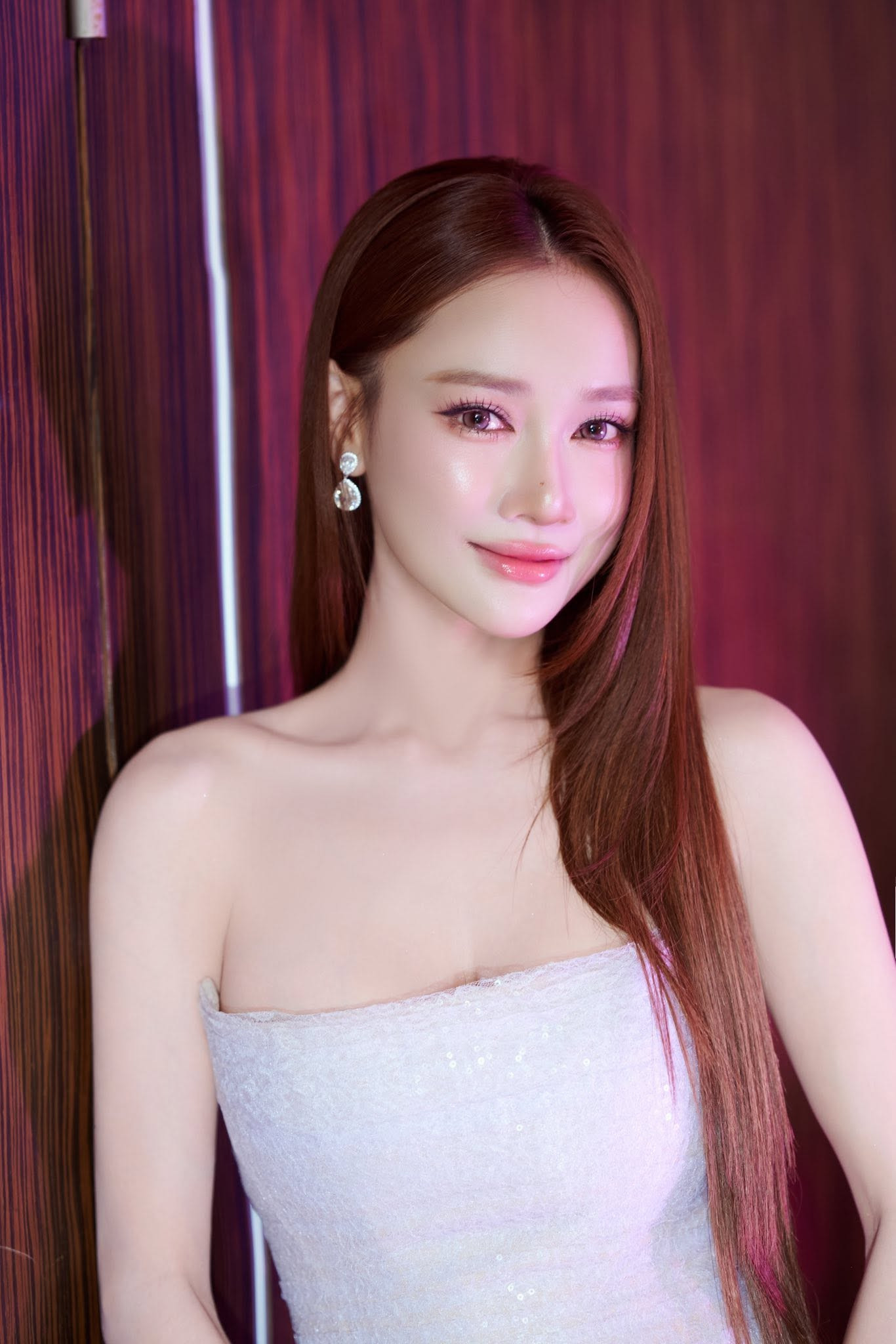 Nhã Phương từng chia sẻ luôn cố gắng chăm chỉ làm việc để ổn định tài chính lo cho cuộc sống cá nhân và gia đình