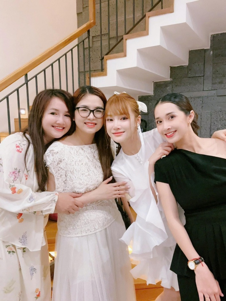 Chị em của Nhã Phương thân thiết với em dâu út (thứ 2 từ trái sang), họ thường xuyên chụp ảnh đọ sắc cùng nhau