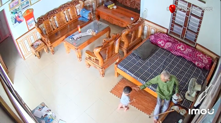 Khoảnh khắc đầy tình cảm của hai thế hệ cách nhau 100 năm. (Ảnh chụp màn hình)