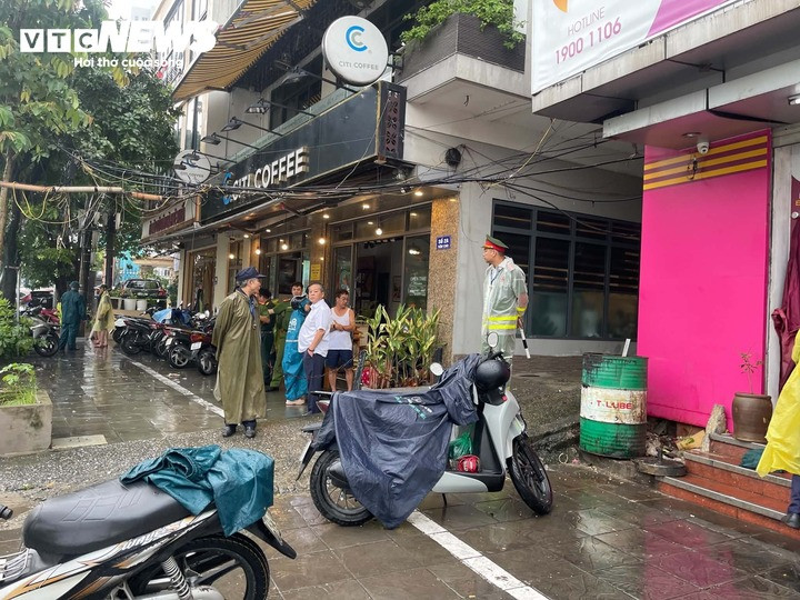 Lúc 7h, lực lượng chức năng vẫn đang phong toả hiện trường vụ việc. (Ảnh: Hoàng Hà)