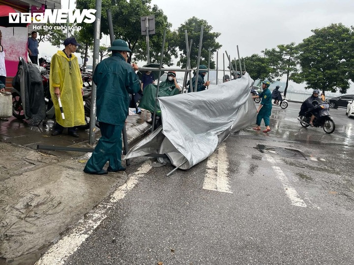 Lực lượng chức năng đang phong toả và dọn dẹp hiện trường. (Ảnh: Hoàng Hà)