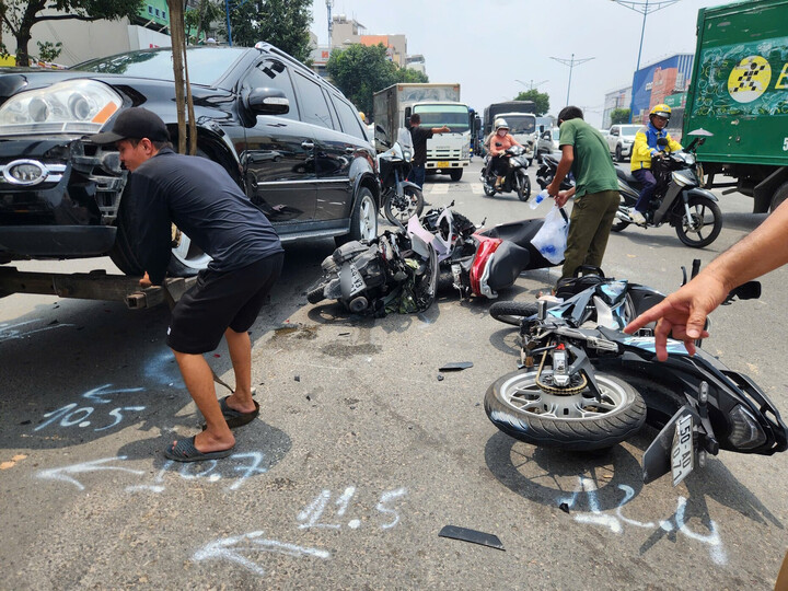 Ba xe máy bị hư hỏng nặng sau vu tai nạn với ô tô Mercedes. (Ảnh: TK)