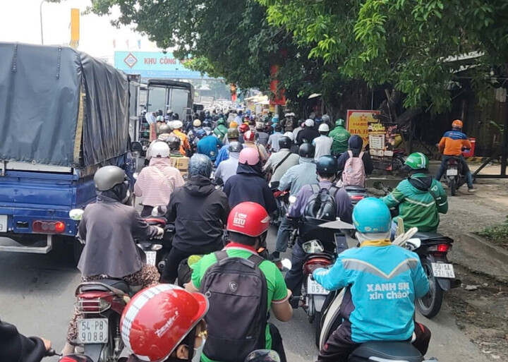 Giao thông qua khu vực xảy ra tai nạn ùn tắc.