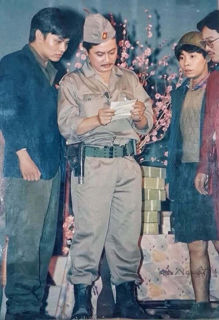 NSND Trung Hiếu (ngoài cùng bên trái) và NSND Công Lý trên sân khấu.