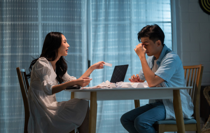 Vợ không đồng ý có con vì đang kiếm nhiều tiền hơn chồng. (Ảnh minh họa: Magnific)