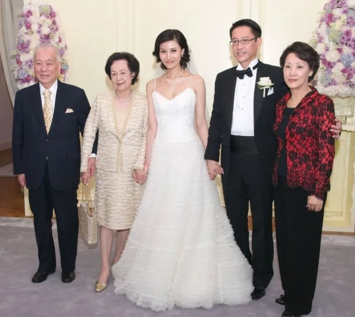 'Hoa hậu đẹp nhất Hong Kong' rời showbiz làm dâu hào môn, U60 vẫn đẹp gợi cảm插图2 Lý Gia Hân rời showbiz sau khi thành dâu hào môn.