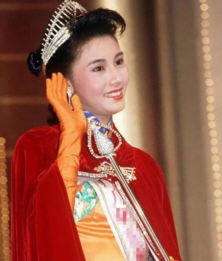 'Hoa hậu đẹp nhất Hong Kong' rời showbiz làm dâu hào môn, U60 vẫn đẹp gợi cảm插图 Lý Gia Hân đăng quang Hoa hậu Hong Kong 1988.