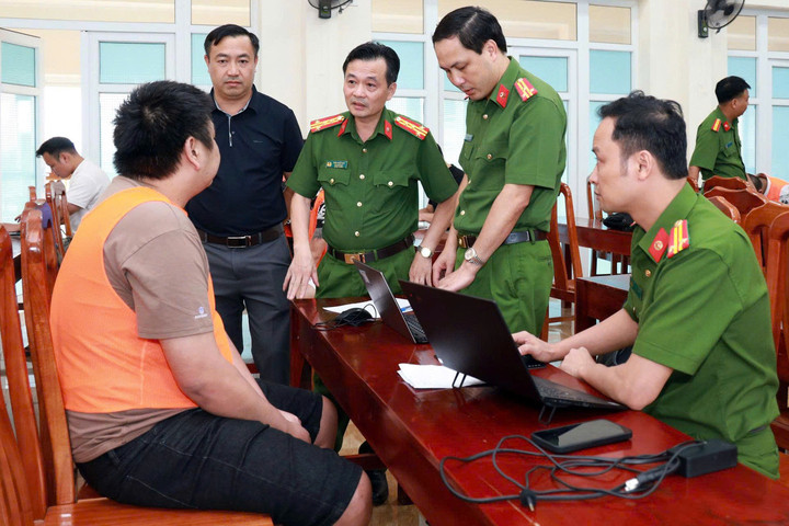 Đại tá Trần Quốc Huy - Phó Giám đốc Công an tỉnh Lào Cai trực tiếp đấu tranh với đối tượng trong đường dây. (Ảnh: Công an tỉnh Lào Cai)