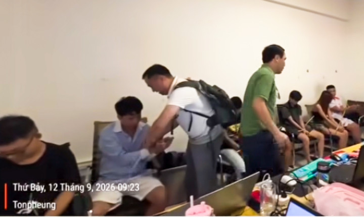Lực lượng phối hợp của Việt Nam và Lào đột kích, kiểm tra một tòa nhà tại GTSEZ, tỉnh Bokeo, Lào. (Ảnh: Công an tỉnh Lào Cai)