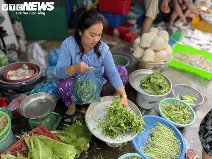 Rau muống được bán với giá 12.000 đồng/kg trong khi ở một số chợ truyền thống khác có giá 20.000 đồng/kg