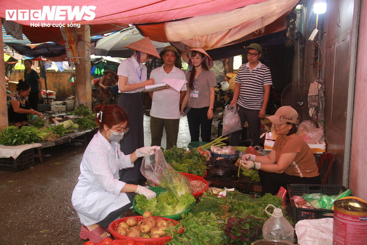 Đoàn kiểm tra của Phòng Kinh tế xã Hoài Đức đi lấy mẫu kiểm nghiệm tại chợ Đức Thượng sáng 16/9.