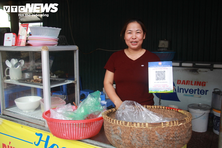 Chị Bùi Thị Hoa, tiểu thương tại chợ Giang Xá, bán cao nhất 25.000 đồng/bát bún.