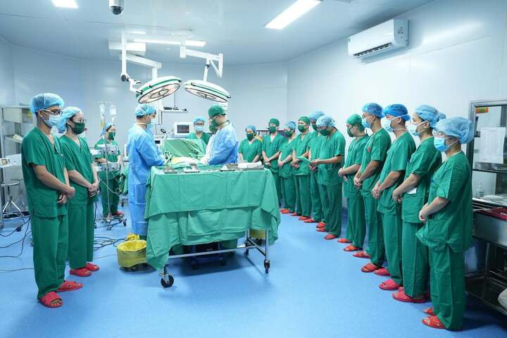 Nén nỗi đau mất con, người cha hiến tạng cứu sống thanh niên suy thận nặng (Ảnh: BVCC)