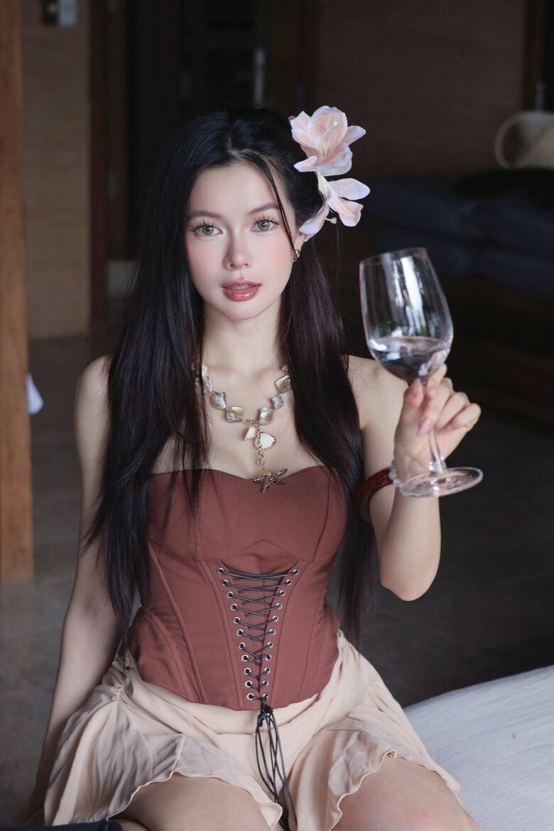 hot-girl-viet-nghien-mac-ho-khoe-da-trang-min-tua-suong-mai-nhan-sac-u30-duoc-dan-mang-vi-nhu-ai-0-6-n-1789542527-953-width780height1170-1789695238.jpg