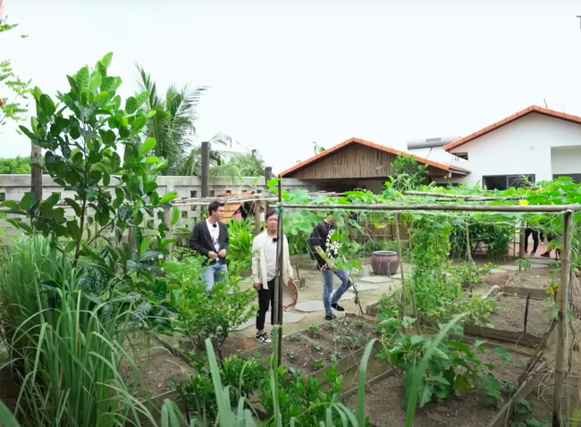 toan-canh-biet-thu-nha-vuon-70-ty-rong-hang-nghin-met-vuong-cua-truong-giang-va-nha-phuong-6-1789725019.png
