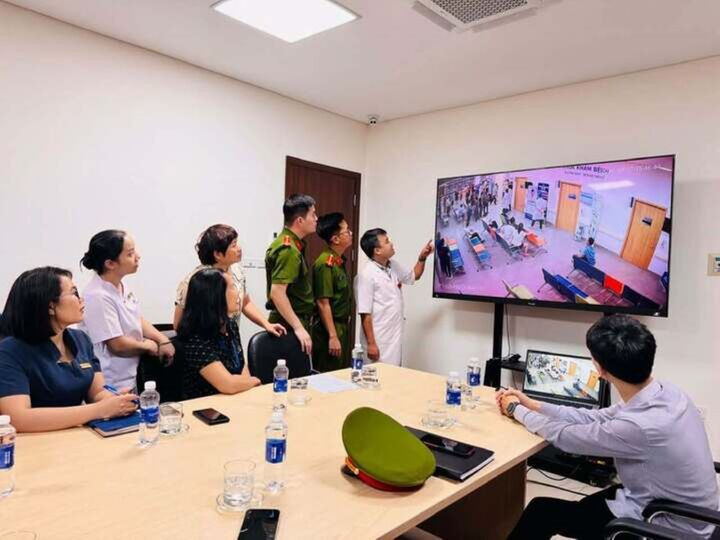Công an Phường Vĩnh Phúc làm việc tại với Bệnh viện Hữu nghị Lạc Việt kiểm tra camera sự việc xảy ra ngày 17/9.