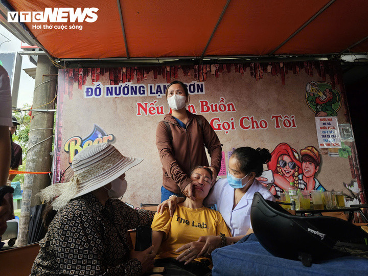 Mẹ nam sinh S. ngất lịm tại hiện trường sau khi nhận tin dữ về con. (Ảnh: Minh Quang)