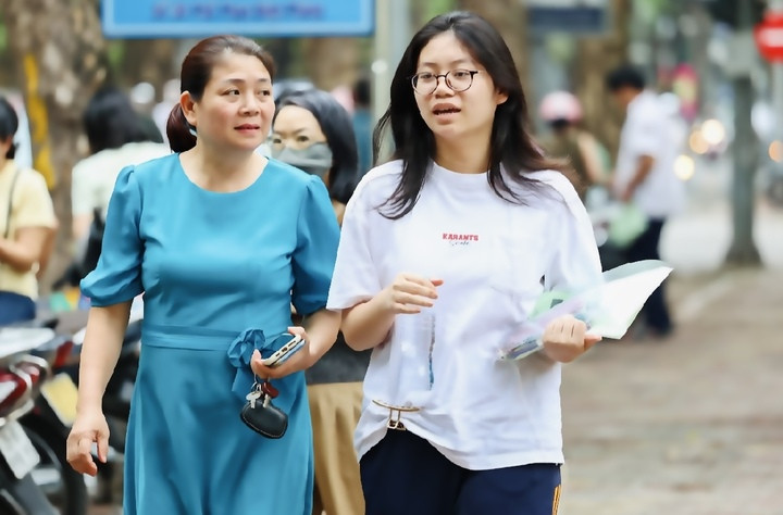 Nhiều học sinh và phụ huynh lo lắng khi dự thảo tuyển sinh mới năm 2027 dự kiến bỏ điểm cộng IELTS. (Ảnh minh họa: Minh Đức)