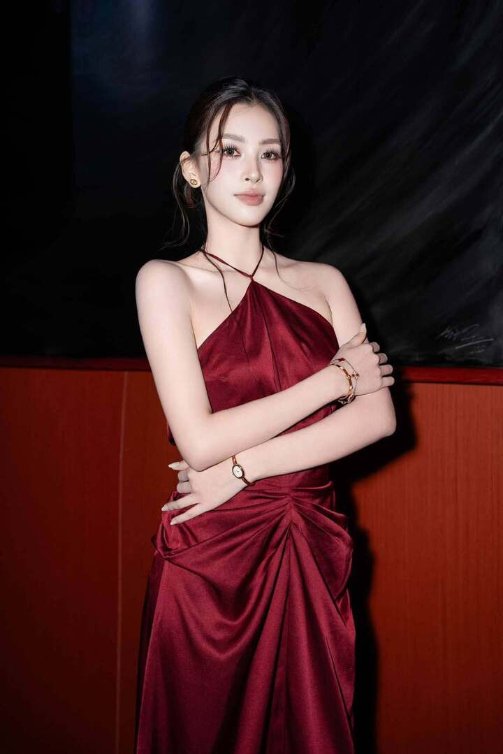 Thời điểm hiện tại, Tiểu Vy vẫn đắt show sự kiện, là gương mặt đại diện của nhiều nhãn hàng. Gương mặt của người đẹp sinh năm 2000 được đánh giá là có “tỷ lệ vàng”, nhan sắc ngày càng rực rỡ.