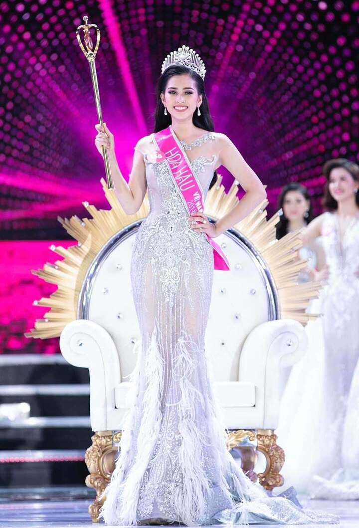 Tháng 9/2018, Trần Tiểu Vy đăng quang Hoa hậu Việt Nam khi tròn 18 tuổi. Nhờ nhan sắc xinh đẹp, cô nhanh chóng trở thành mỹ nhân được săn đón.
