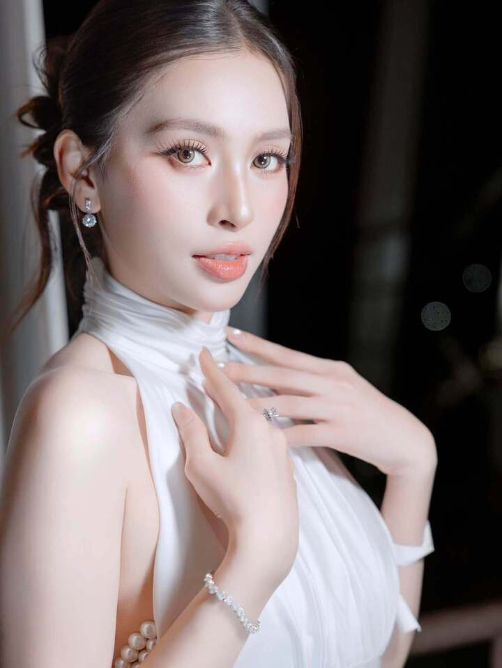 Suốt gần thập kỷ qua, dù trong “vườn” hoa hậu liên tục có thêm những bông hoa mới, Tiểu Vy luôn giữ được sức nóng. Năm 2022, cô từng thắng danh hiệu “Mỹ nhân của năm” tại giải thưởng Ngôi sao của năm.