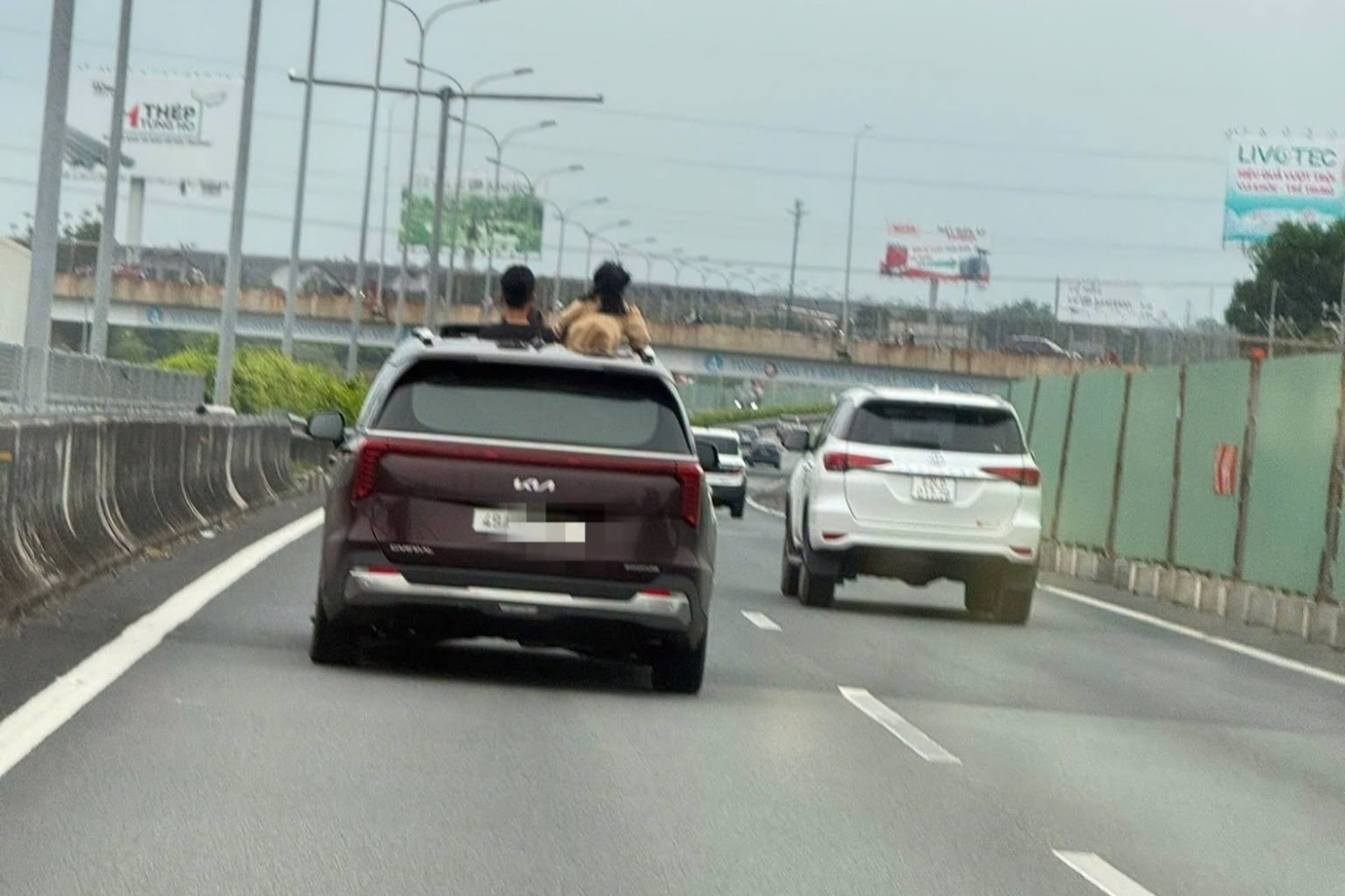 Để trẻ 'hóng gió' ở cao tốc, nữ tài xế bị phạt từ hình ảnh phản ánh trên mạng插图1 793380409_1111946681310423_455725326014972698_n.jpg