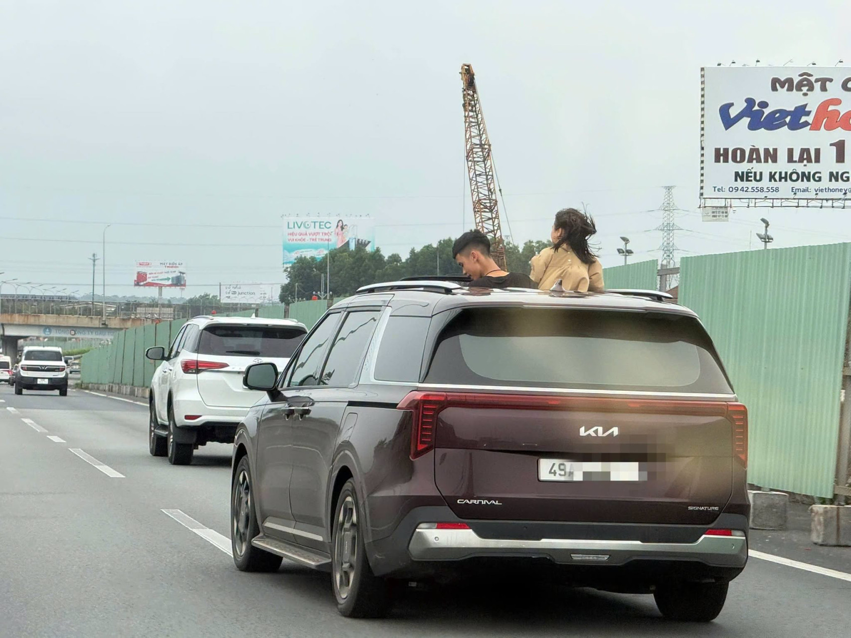 Để trẻ 'hóng gió' ở cao tốc, nữ tài xế bị phạt từ hình ảnh phản ánh trên mạng插图 tho dau cua so.jpg
