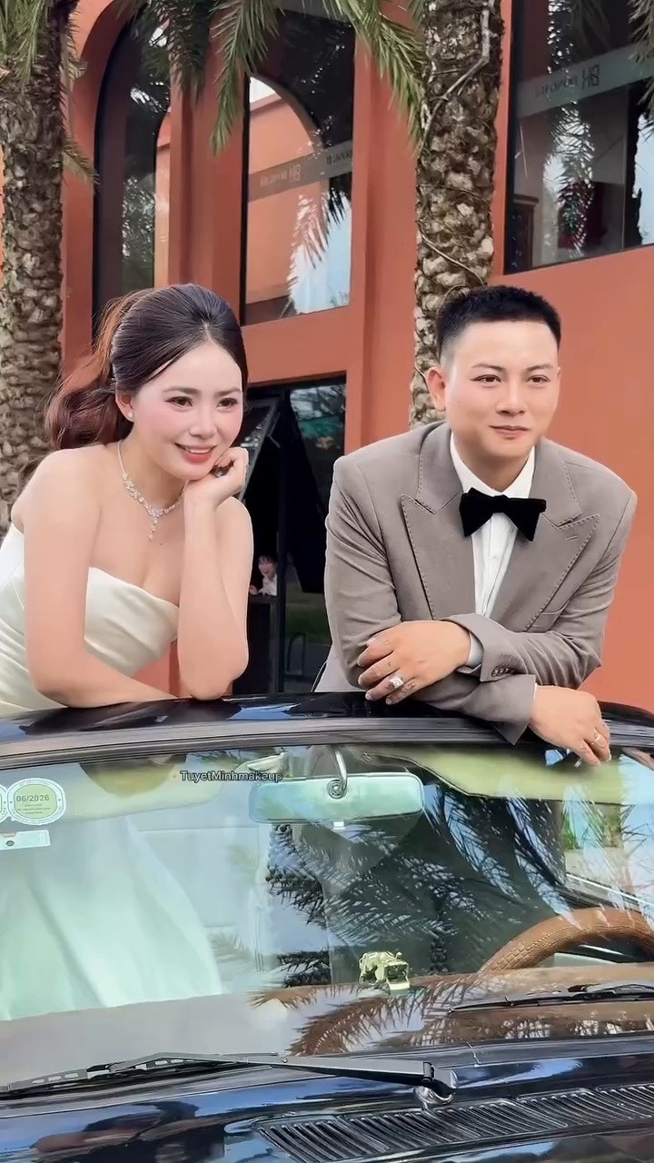 Ngọc Trinh nổi bật trong váy cưới trắng, Hoài Lâm diện vest. (Ảnh: Tuyết Minh)