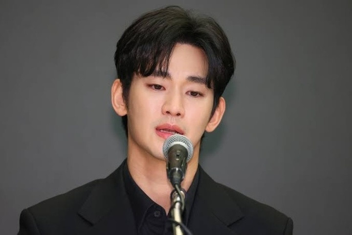Kim Soo Hyun trong họp báo đầu năm 2025. Kể từ đó, anh tạm dừng hoạt động. (Ảnh: YTN)
