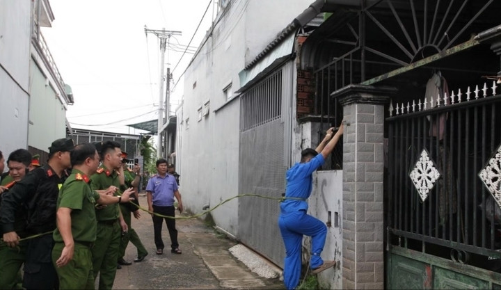Nguyễn Đức Anh thực nghiệm quá trình leo rào lên mái nhà nạn nhân.