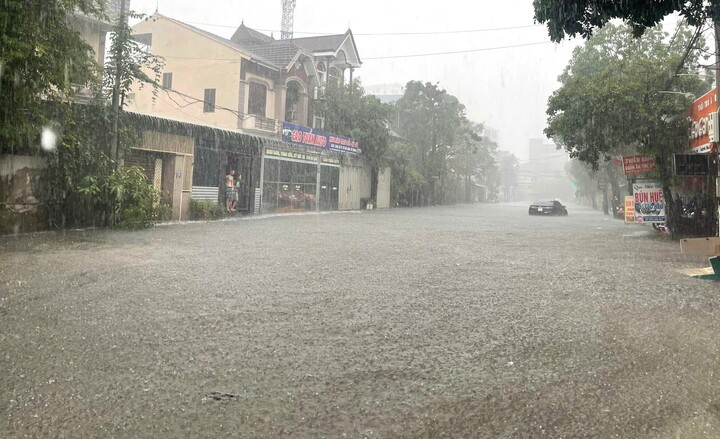 Mưa lớn khiến nhiều tuyến đường ở TP Vinh (cũ), tỉnh Nghệ An chìm trong biển nước. (Ảnh: N.T.)