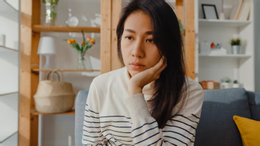 Lấy chồng vội vì sợ ế, tôi gặp phải người chồng vũ phu, sống giả tạo. (Ảnh minh họa: Magnific)