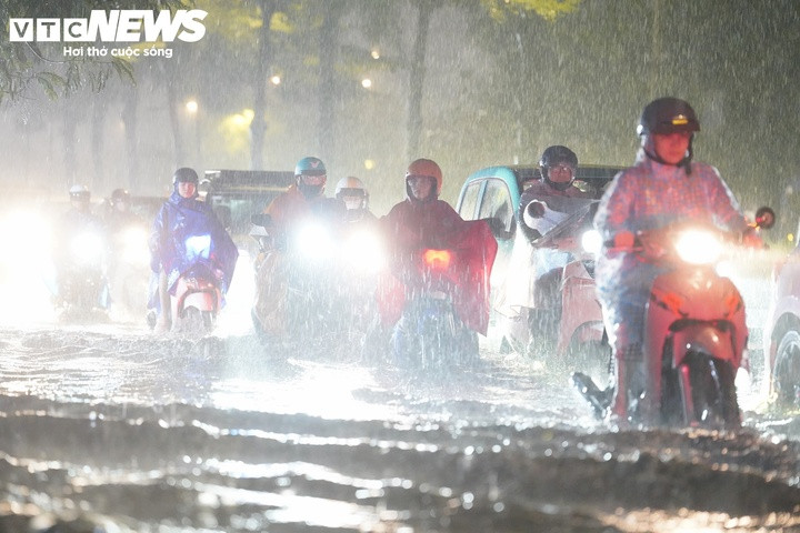 Nguyên nhân đợt mưa lớn được xác định do dải hội tụ nhiệt đới có trục qua Nam Trung Bộ và Nam Bộ hoạt động mạnh. Bên cạnh đó, một vùng hội tụ nhiệt đới trên Biển Đông di chuyển vào đất liền, mang theo khối lượng ẩm lớn.