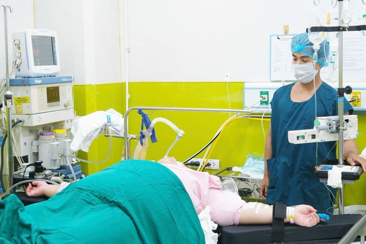 Cuộc 'vượt cạn' thót tim của sản phụ nặng 130 kg bị tiền sản giật nặng插图 Ca mổ đặc biệt khi thai phụ có nhiều nguy cơ cao. (Ảnh: BSCC)