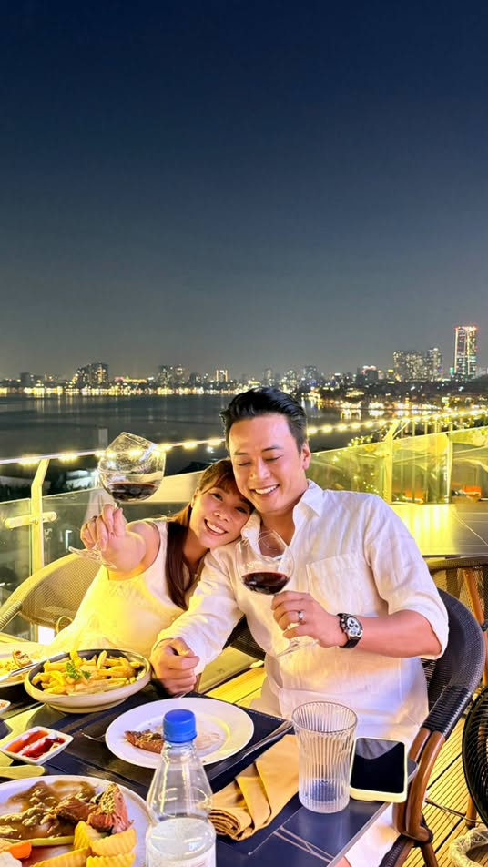 Nam thần phim VTV vừa kỷ niệm 25 năm bên vợ: Sống trong biệt thự 5 tầng, 3 mặt tiền giữa Hà Nội插图1 hong-dang-6-1790147884.png