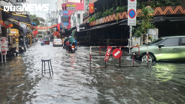Sau nhiều ngày mưa diện rộng, từ trưa 23/9, TP.HCM tiếp tục xuất hiện mưa lớn tại nhiều khu vực, khiến một số tuyến đường ngập cục bộ, phương tiện di chuyển khó khăn.