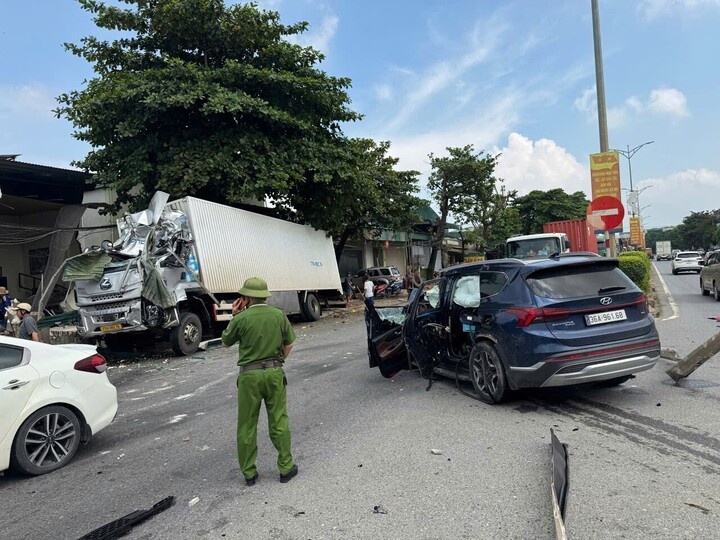 Hiện trường vụ tai nạn liên hoàn giữa nhiều phương tiện trên tuyến quốc lộ 1 đoạn qua tỉnh Thanh Hoá làm 4 người thương vong