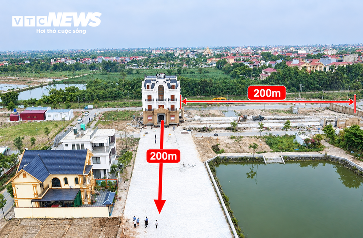 Ngôi biệt thự nặng hàng trăm tấn đã đi được nửa chặng đường đến vị trí mới.